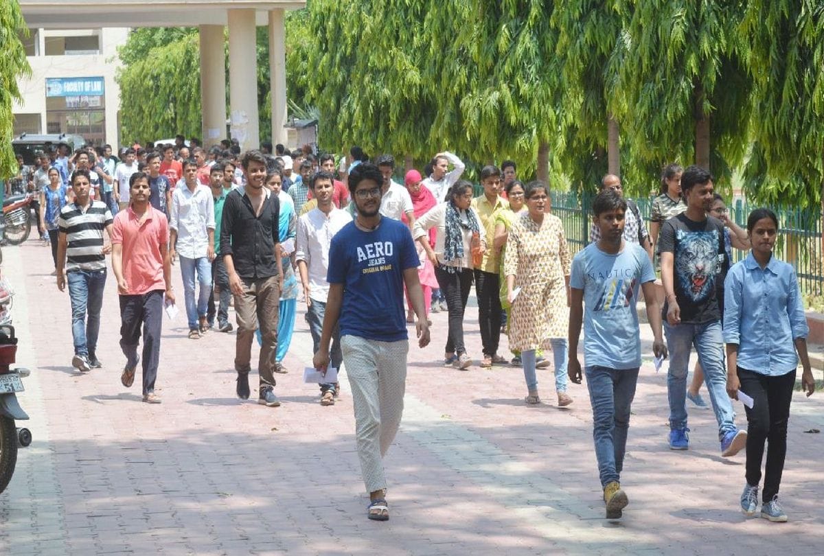 students will have to sign for admission in Jadavpur University