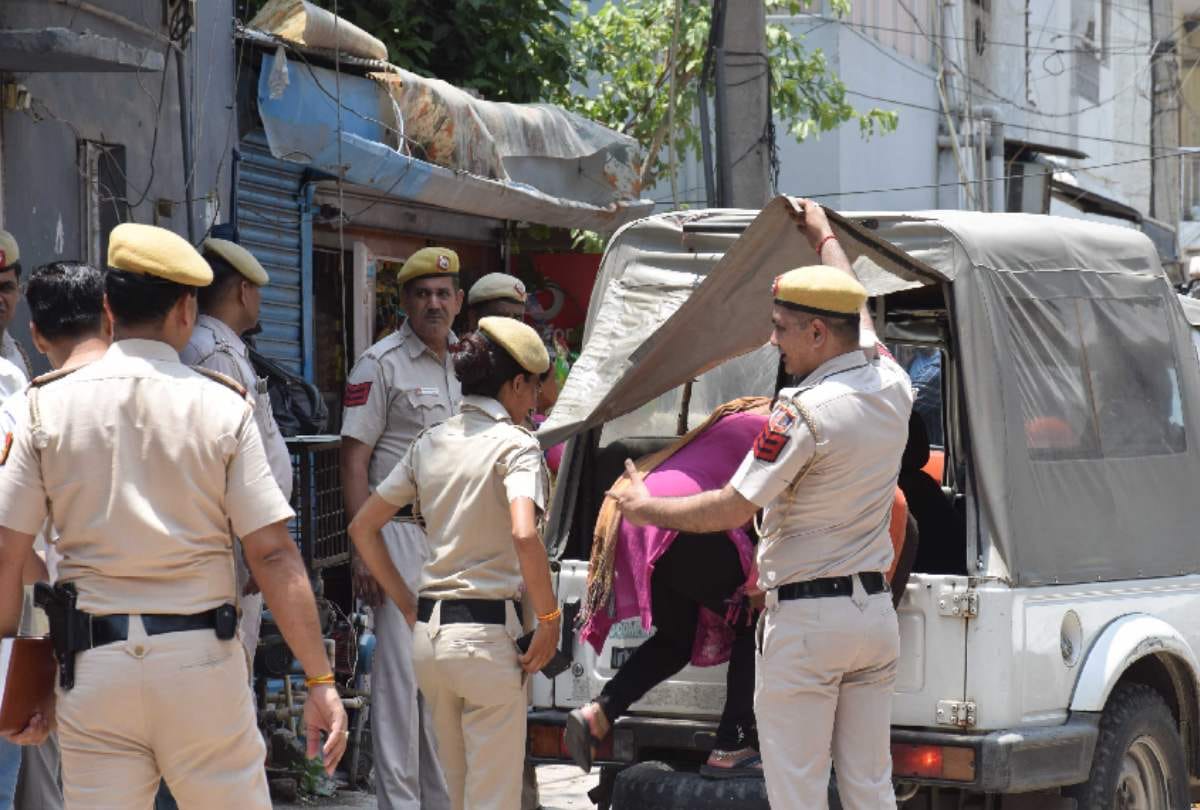 young man attacked his wife with Beer bottle in Delhi