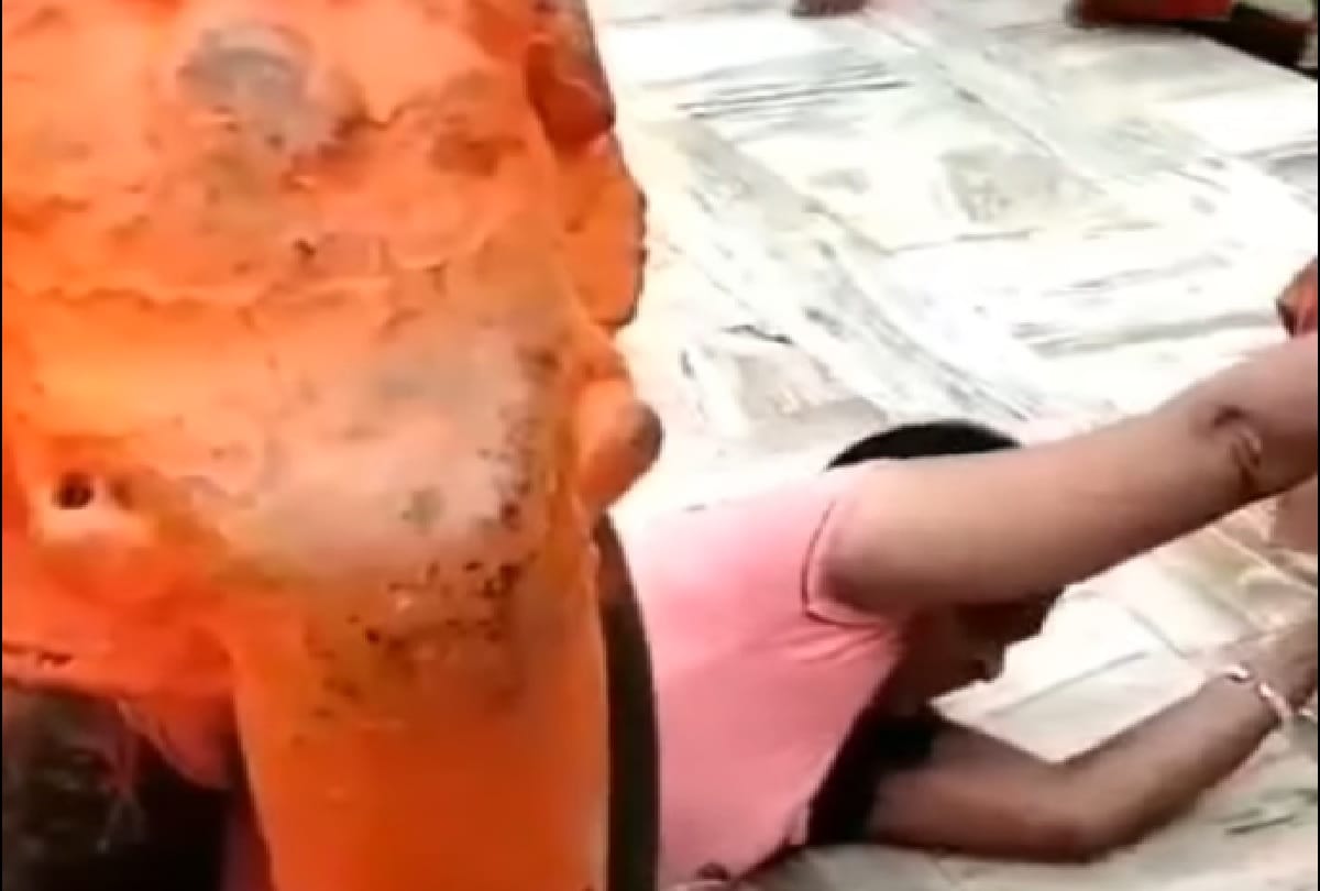 woman stuck under elephant statue video viral on social media