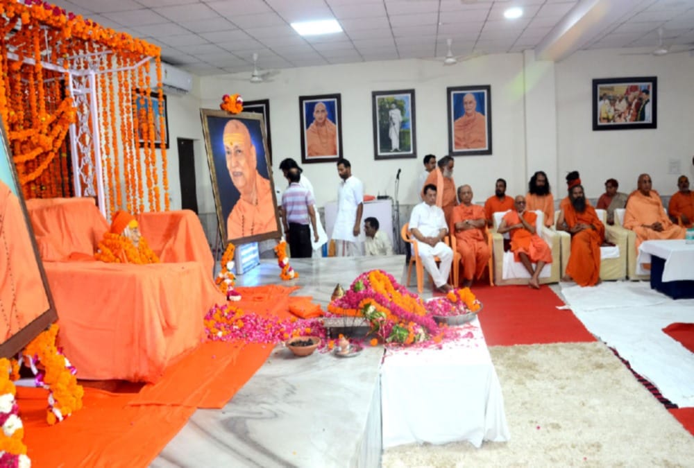 Mahamandaleshwar Swami satyamitranand giri death know his life story