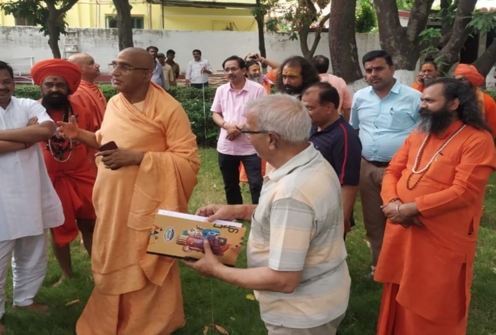 Swami satyamitranand giri death cm yogi and many saints will present in Bhu samadhi 