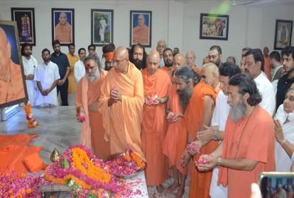 know biography of swami satyamitranand giri maharaj