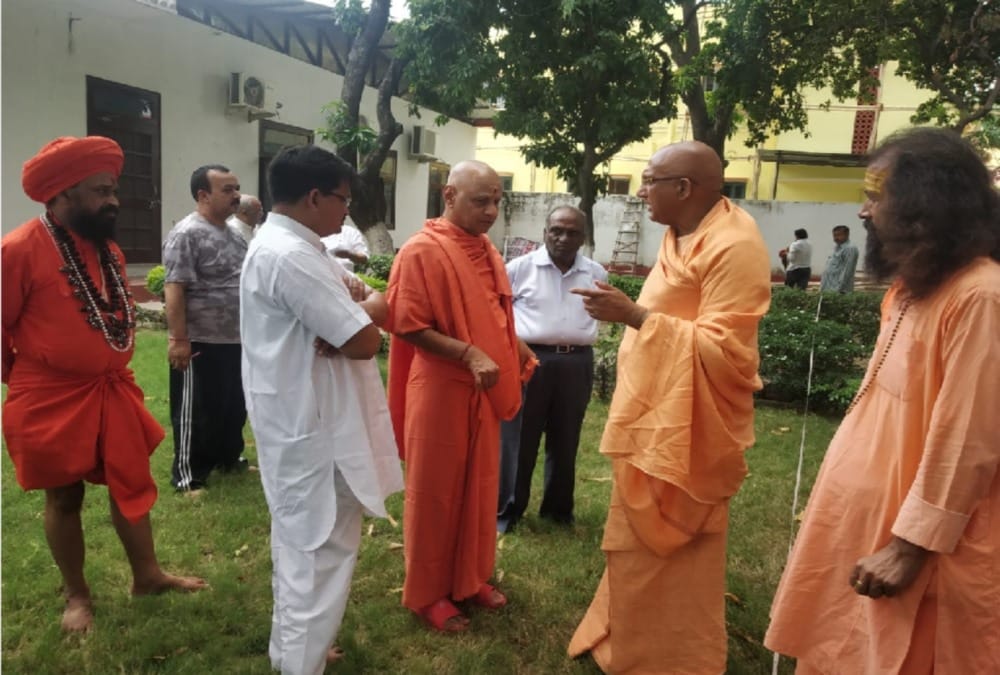 Mahamandaleshwar Swami satyamitranand giri death know his life story