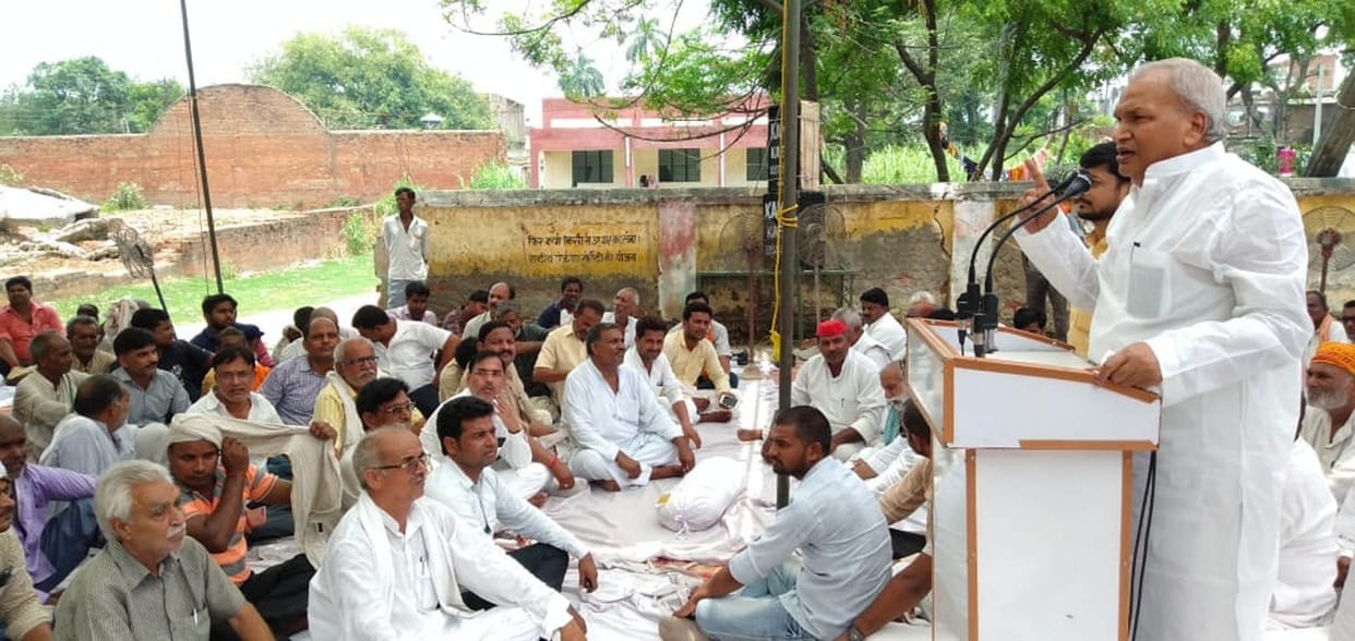 कसया तहसील परिसर में सपाइयों ने दिया धरना