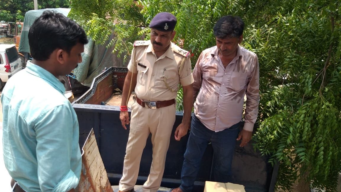 तेल टैंकर में पकड़ी गई लाखों की शराब