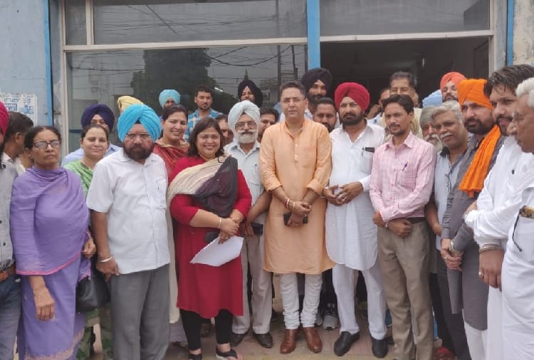 Aam Aadmi Party protest On issue of expensive electricity in Patiala