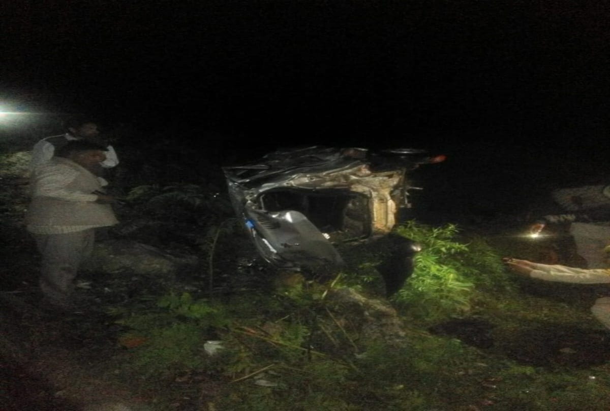 one died and five injured after car fell into deep trench at mandi