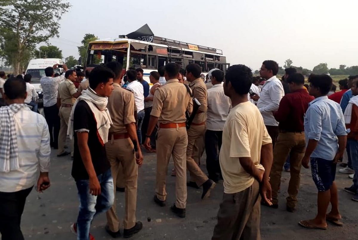 many traveler people injured in bus overturned in azamgarh varanasi
