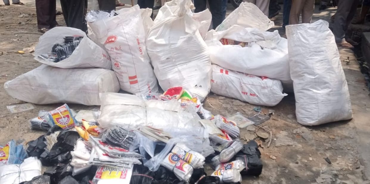 Municipal Corporation seized 100 kg polythene loaded on scooter