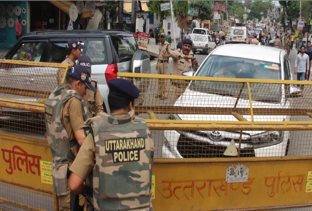 Bjp mla doing protest after stop on barricading during ,uttarakhand assembly session 2019