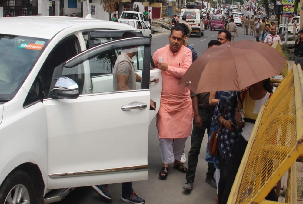 Bjp mla doing protest after stop on barricading during ,uttarakhand assembly session 2019