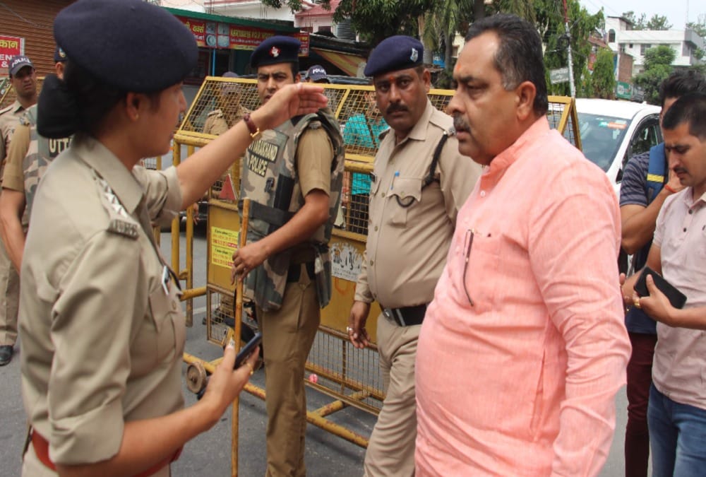 Bjp mla doing protest after stop on barricading during ,uttarakhand assembly session 2019