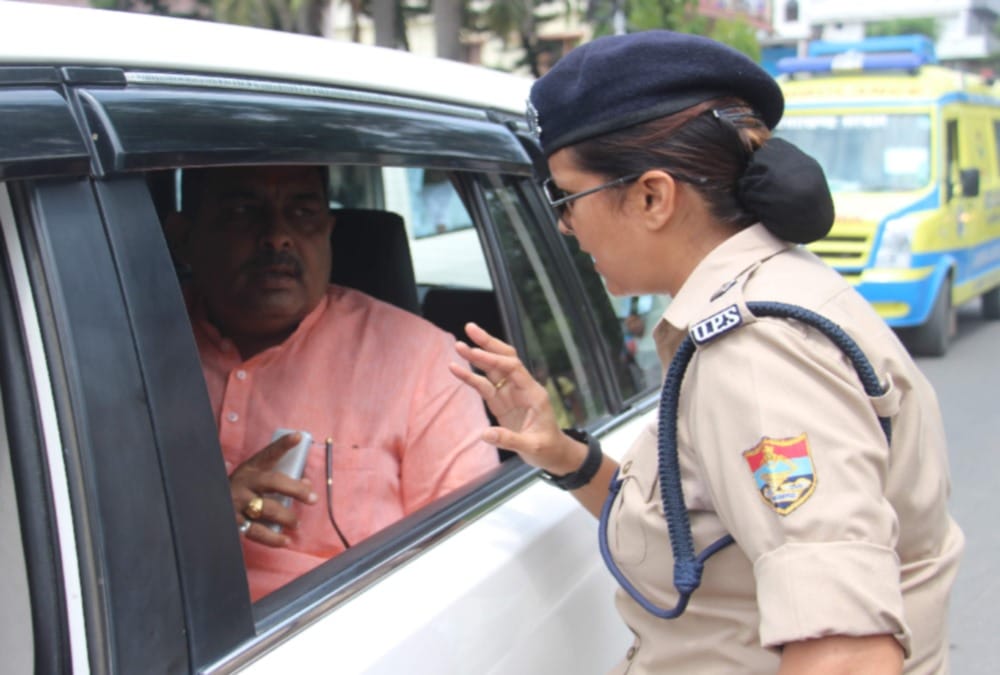 Bjp mla doing protest after stop on barricading during ,uttarakhand assembly session 2019