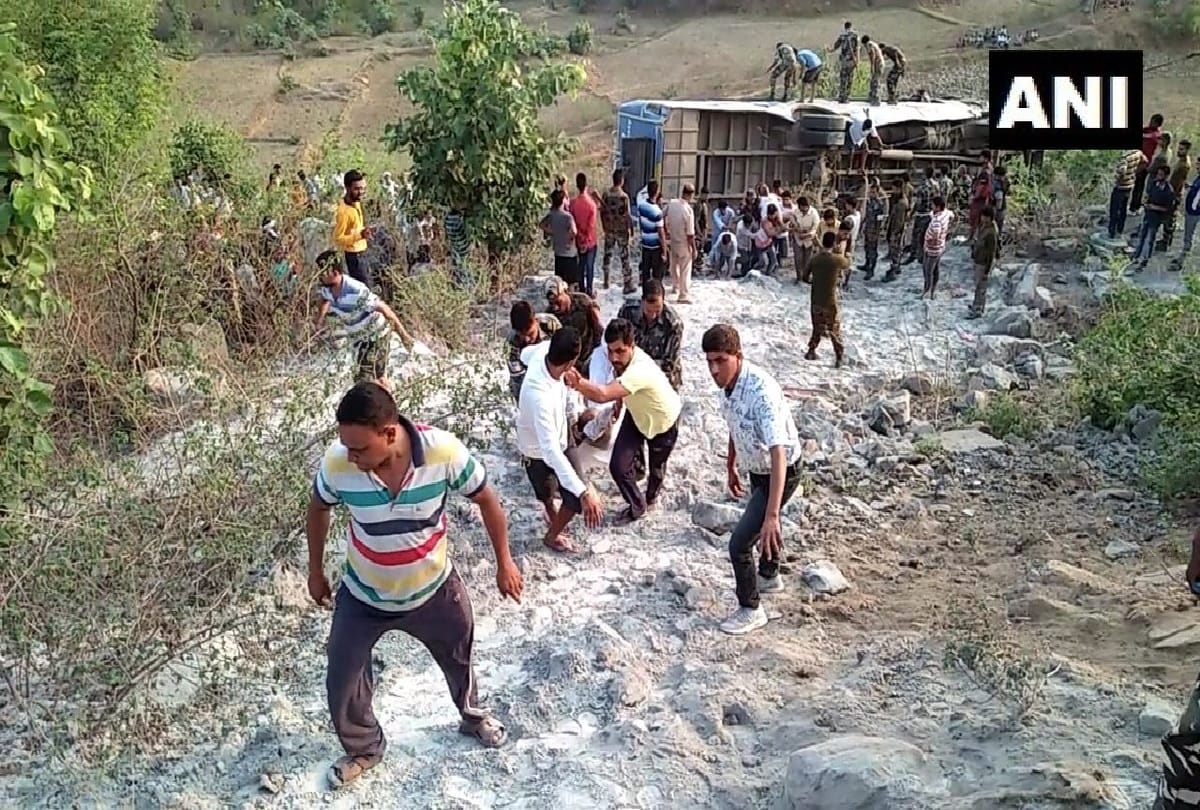 6 dead and around 39 people injured after a bus fell into a gorge in Garhwa Jharkhand