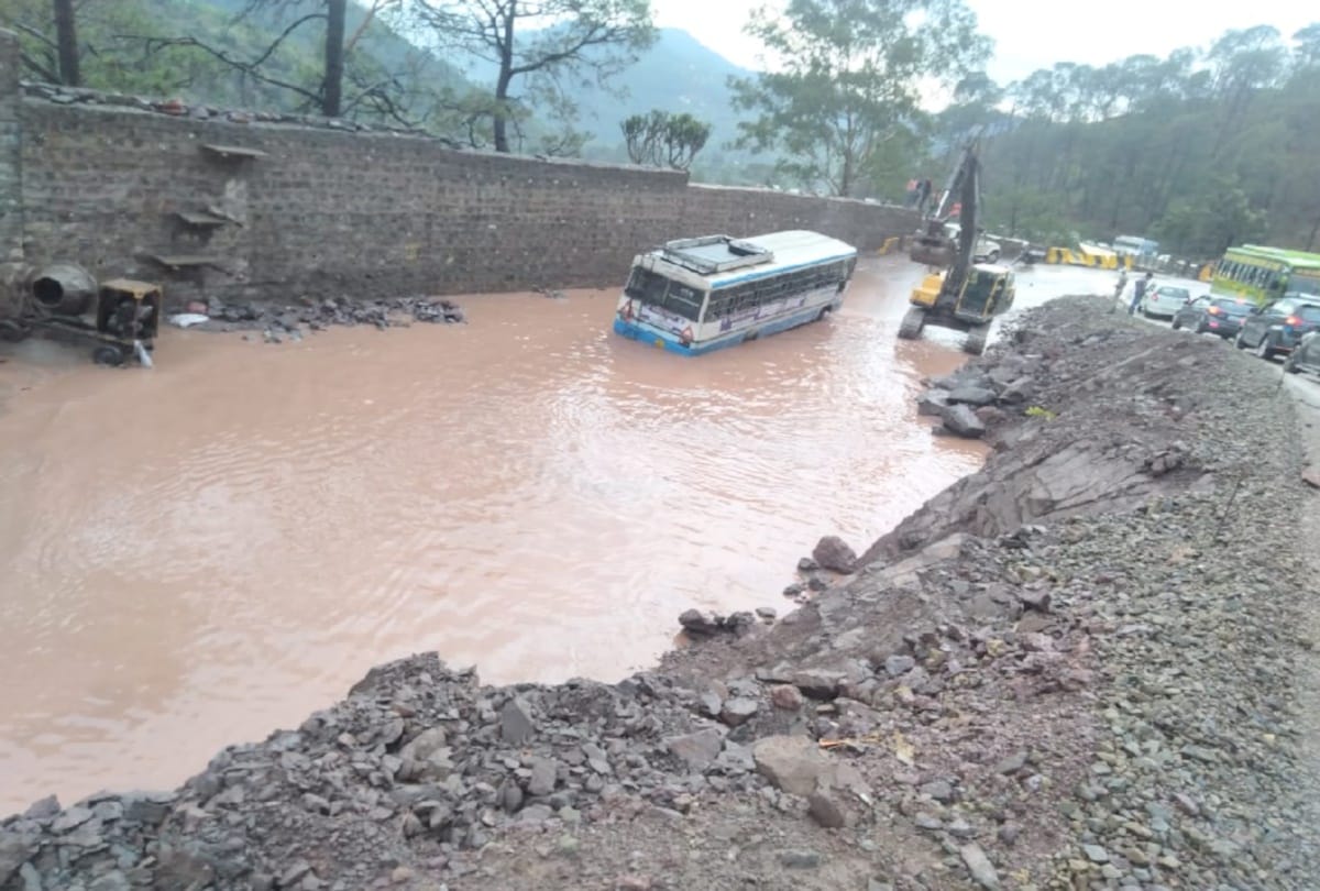 Kalka Shimla National Highway became Pond due to digging