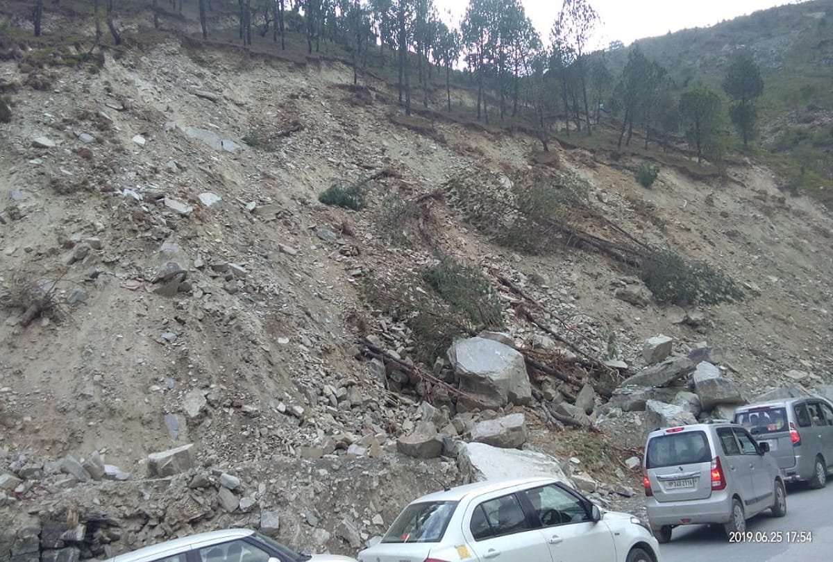 Cracks in the hill on the Mandi-Manali highway, landslides happening in Himachal Pradesh