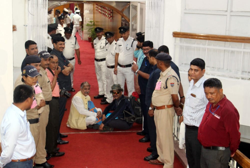 Congress Leaders Poses as Trakker and reached in   Uttarakhand assembly session 2019