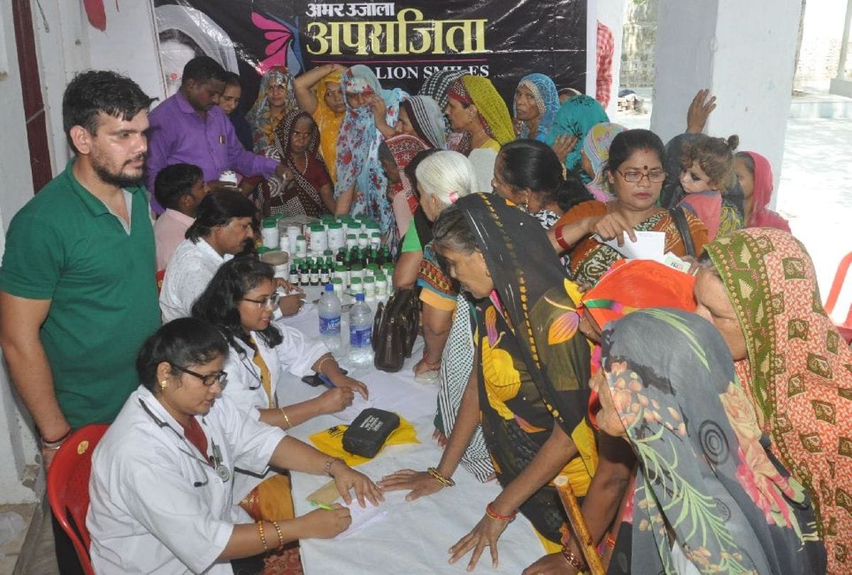 Aprajita Medical Camp in Dayalbagh Women Gets Tretment by Doctors