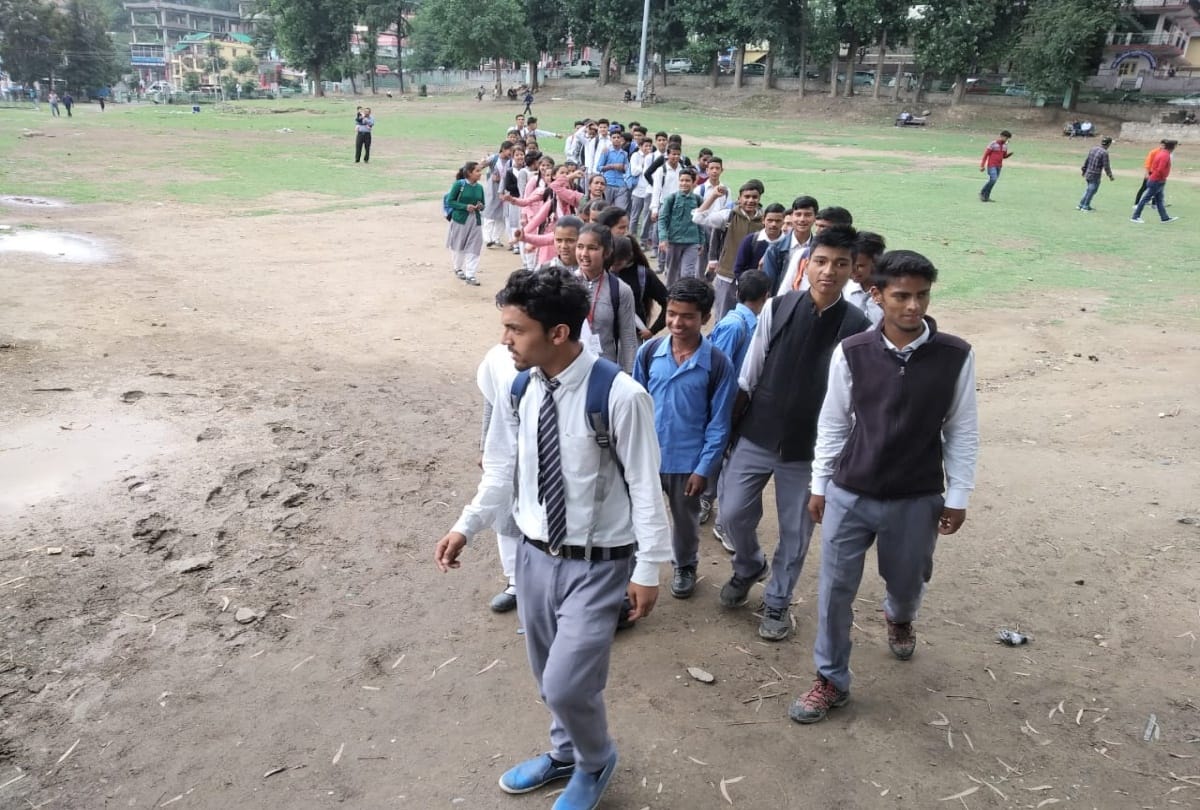 students protest in kullu and chakka jam in anni after strict action on overloading