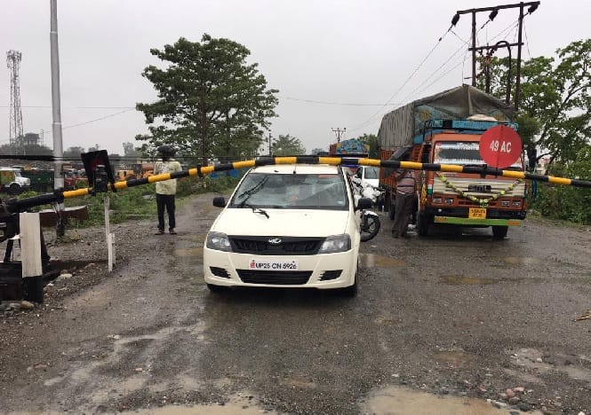 तेज रफ्तार कार ने रेलवे फाटक तोड़ा