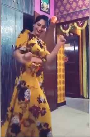 yellow saree lady officer reena dwivedi dance video viral