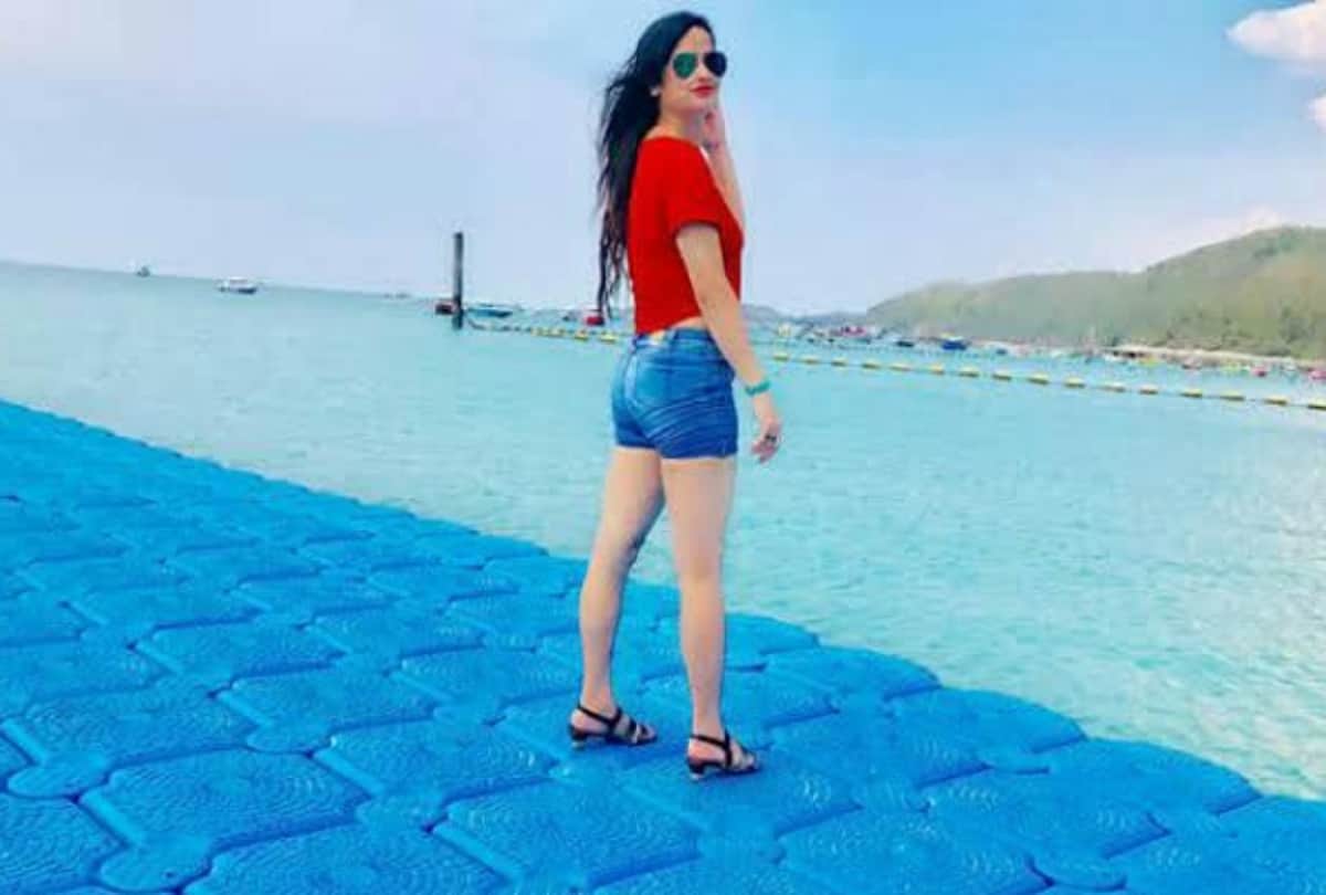 Mystery poll officer reena dwivedi facebook video viral fans go crazy