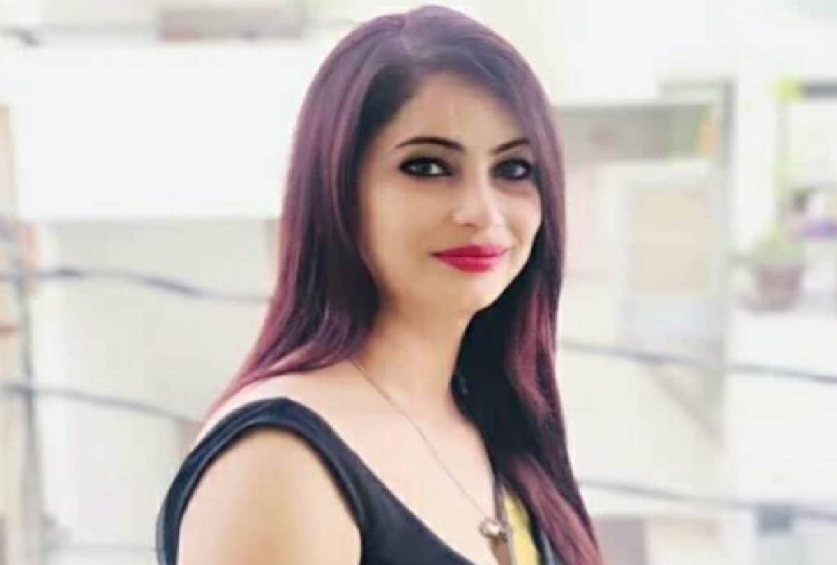 Mystery poll officer reena dwivedi facebook video viral fans go crazy