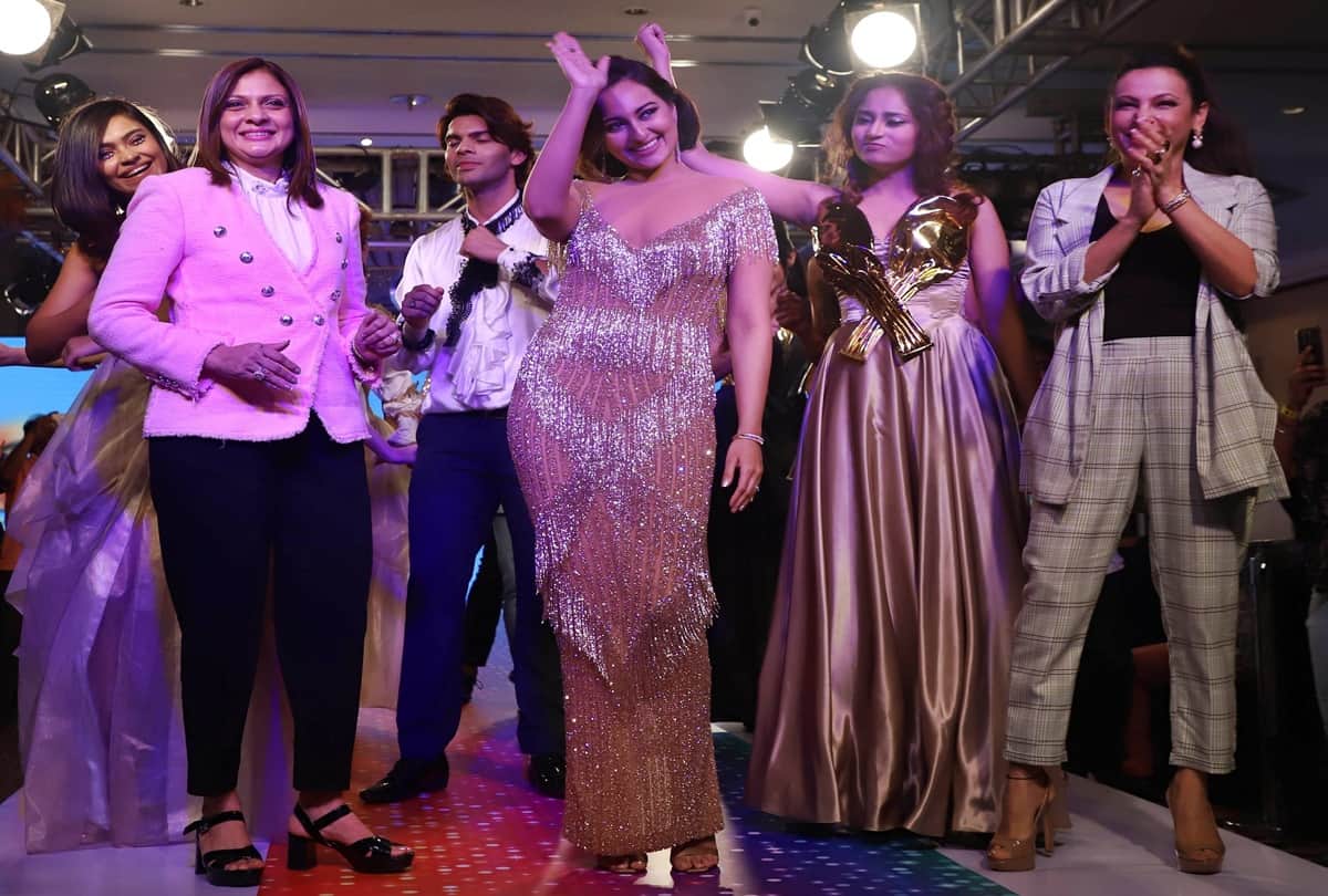 Sonakshi Sinha ramp in Mumbai with a perfect retro look