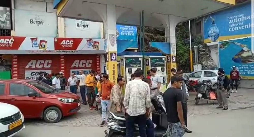 Firing and Loot from petrol pump owner petrol pump strike in dehradun mussoorie