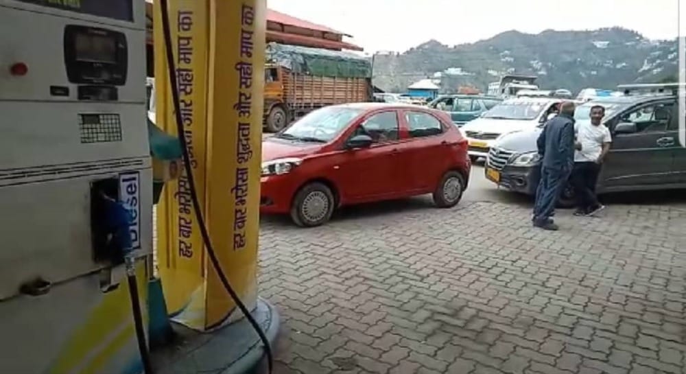 Firing and Loot from petrol pump owner petrol pump strike in dehradun mussoorie