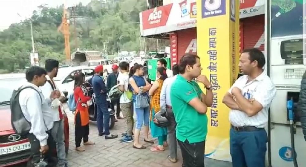Firing and Loot from petrol pump owner petrol pump strike in dehradun mussoorie