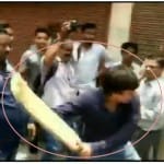 बल्ला चलाते विधायक आकाश विजयवर्गीय