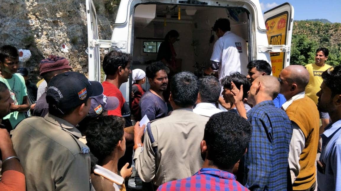 big accident in uttarakhand Santro fell in ditch at tehri