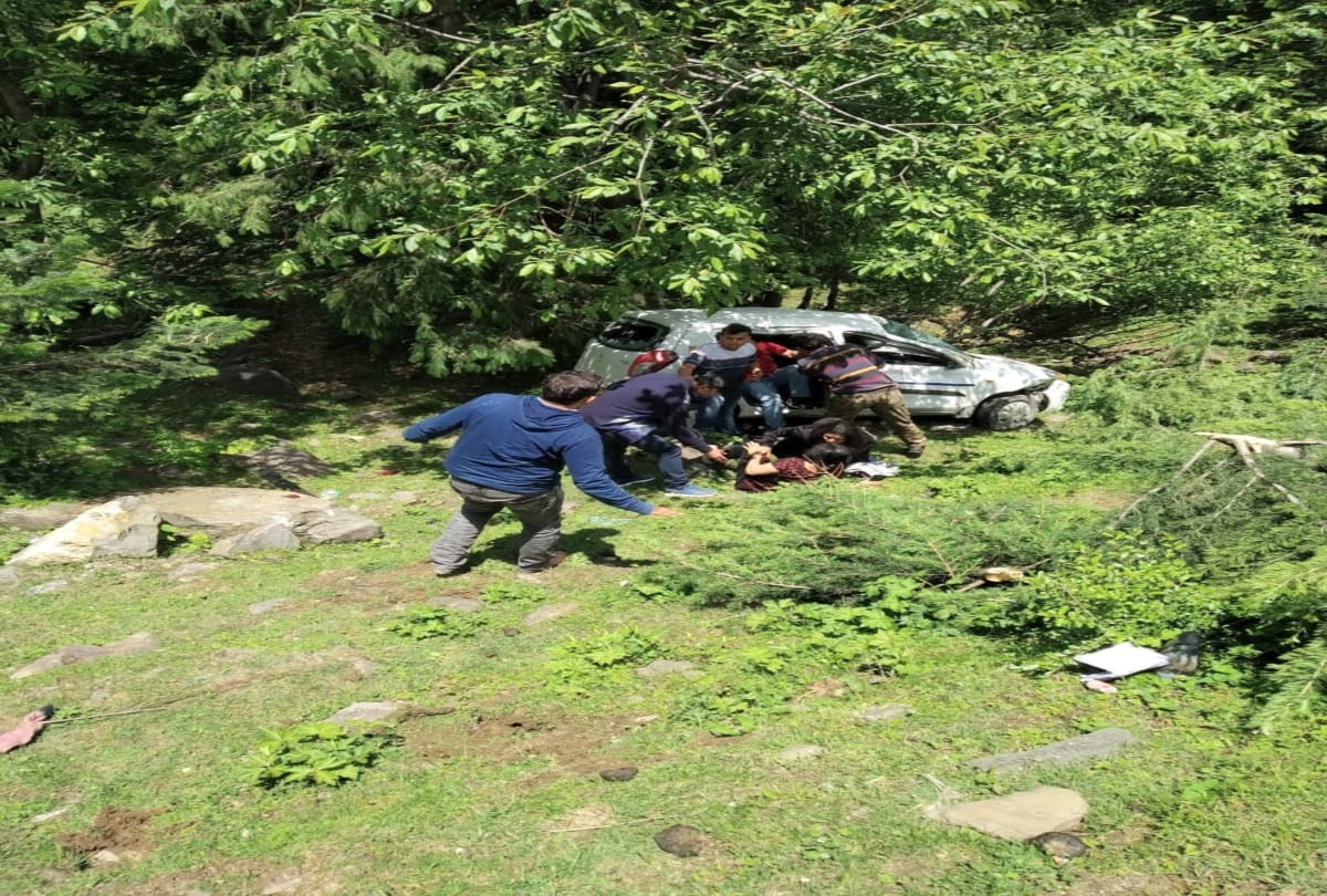 four tourist including driver injured in taxi accident at kullu himachal