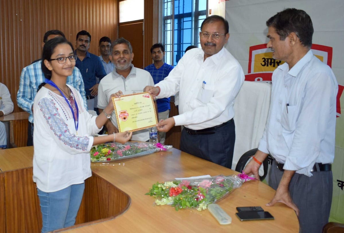 Amar ujala bhavishya jyoti samman in student got bhadohi
