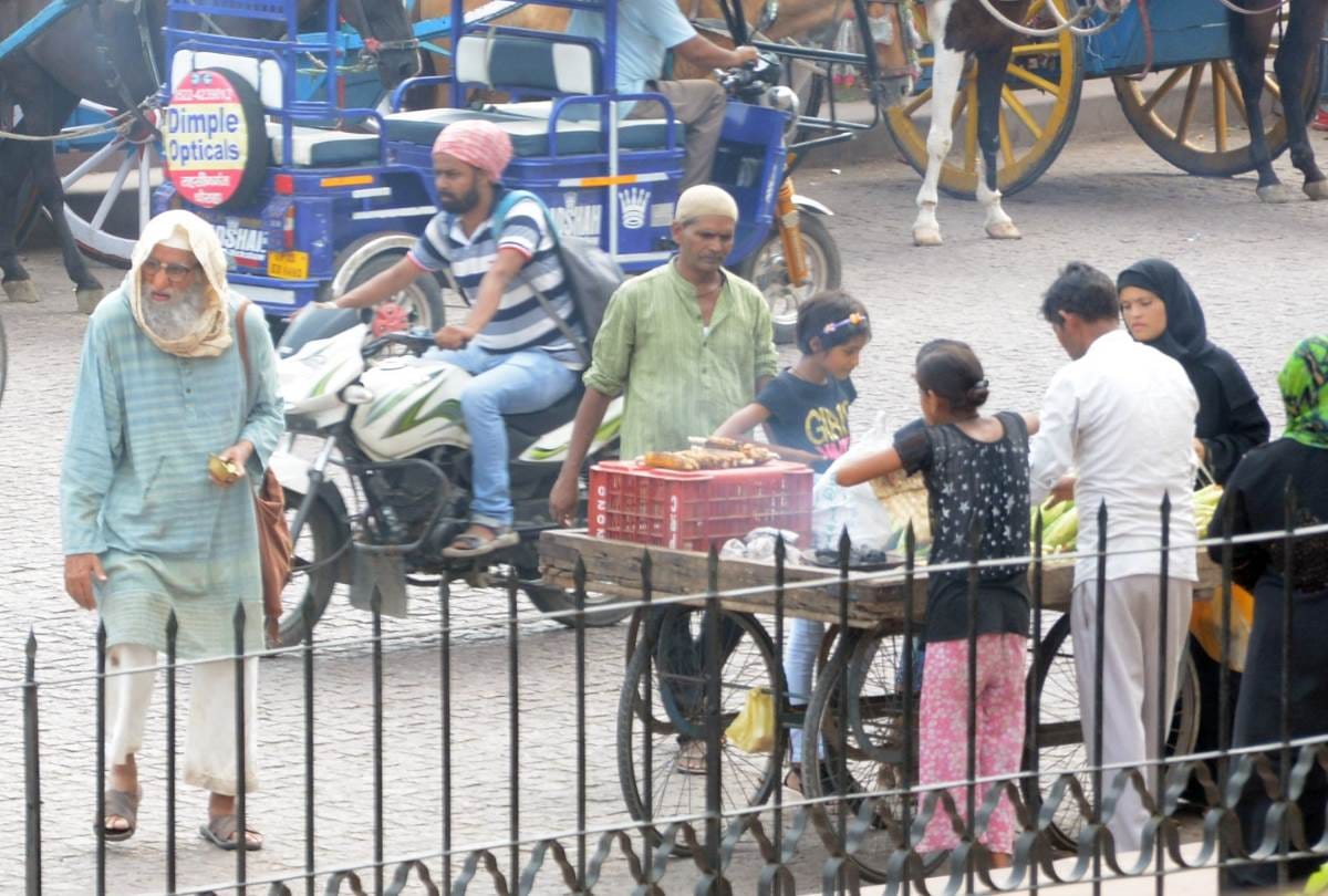 Amitabh Bachchan film gulabo sitabo shooting in lucknow with new look lucknow news