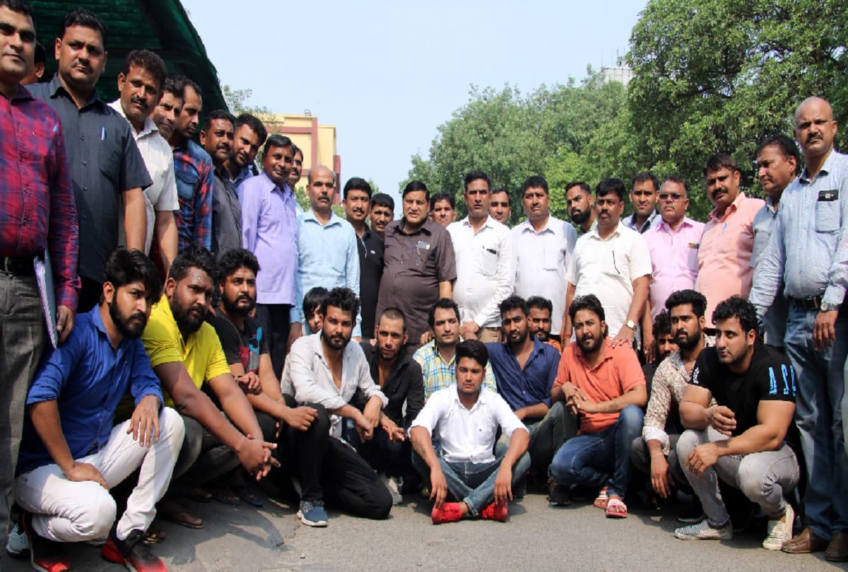 delhi policemen enjoying the party with gangsters