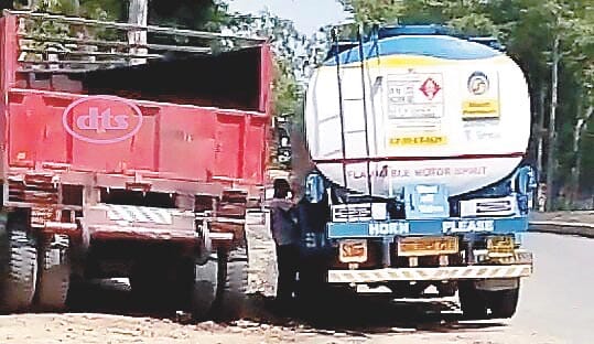 धंधेबाज चोरी का पेट्रोल-डीजल सस्ते में बेचकर काट रहे मलाई