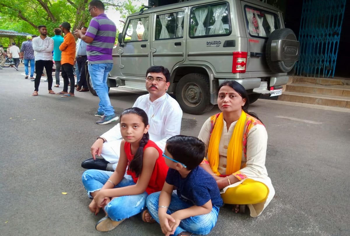 Former BSP mla Kailash Sahu sitting on protest with his wife and children in jhansi