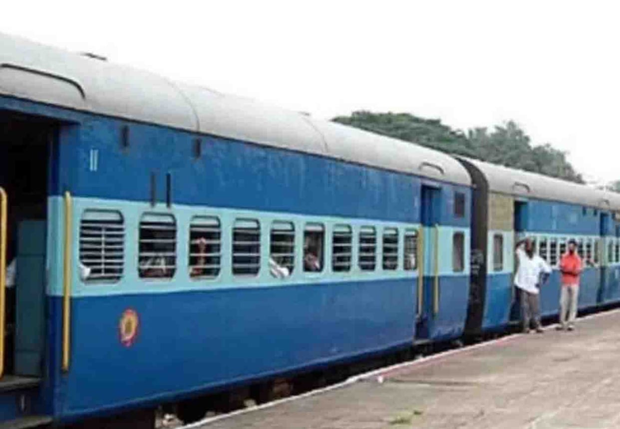 baby born in vaishali express train with the help of passengers in kanpur