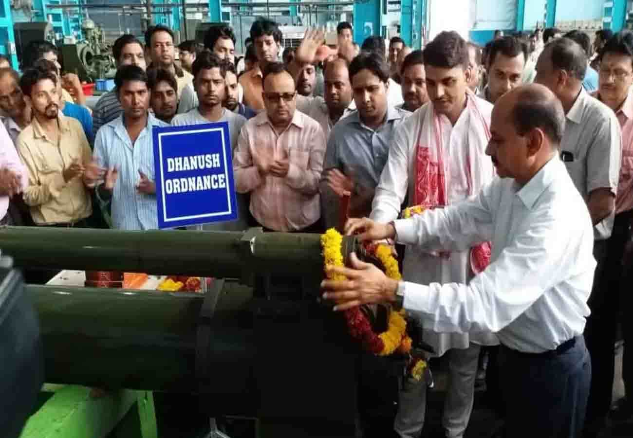 Indian Army Inducts Dhanush Howitzer and US Precision Guided Excalibur Artillery Ammunition