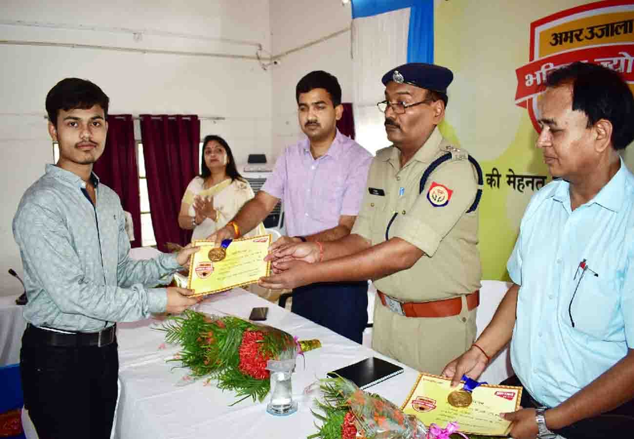 Amar ujala bhavishya jyoti samman event in fatehpur