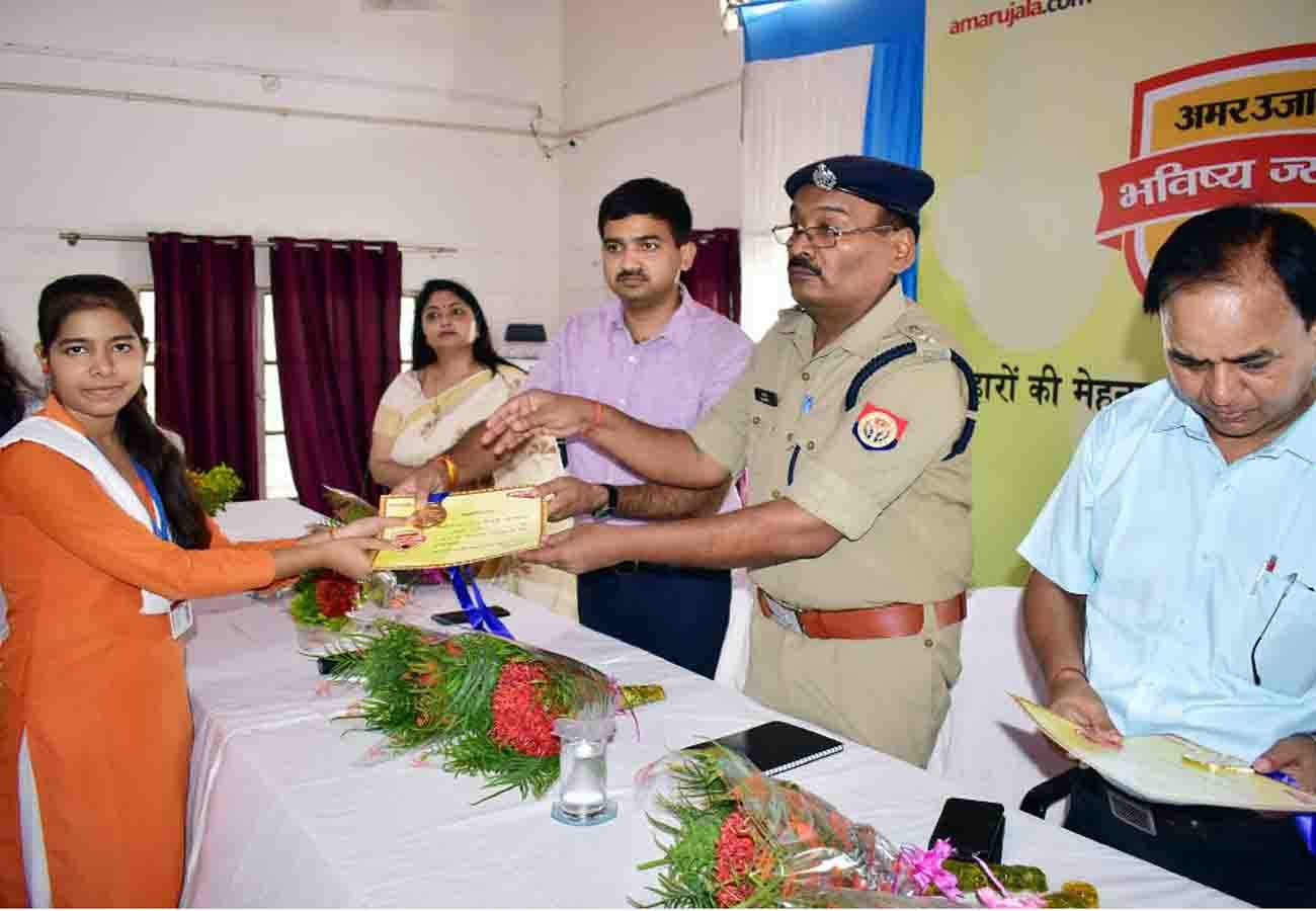 Amar ujala bhavishya jyoti samman event in fatehpur