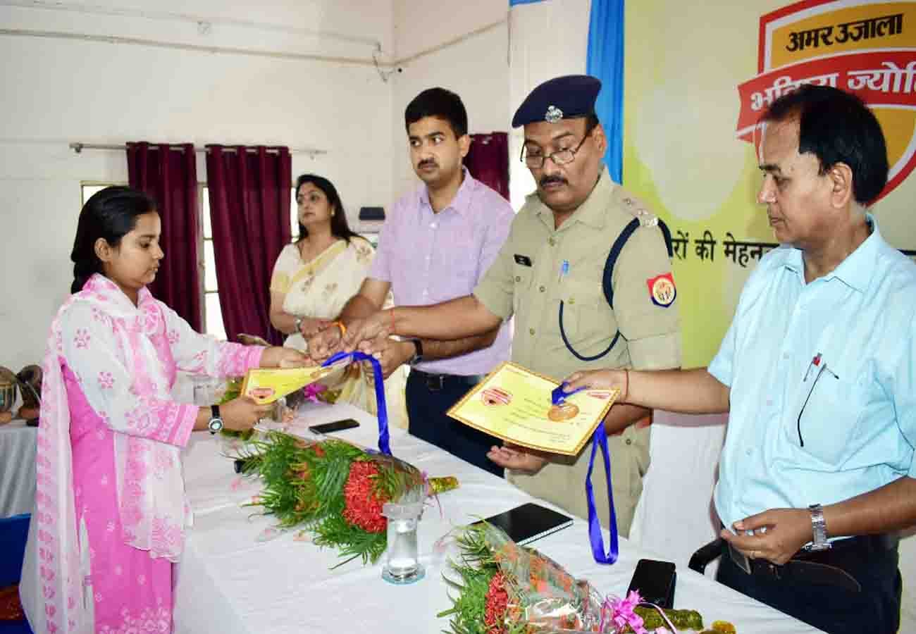 Amar ujala bhavishya jyoti samman event in fatehpur