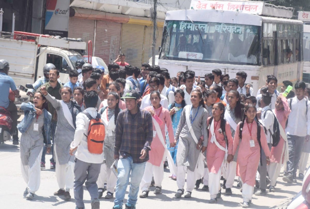 student protest in kullu regarding overloading issue in buses