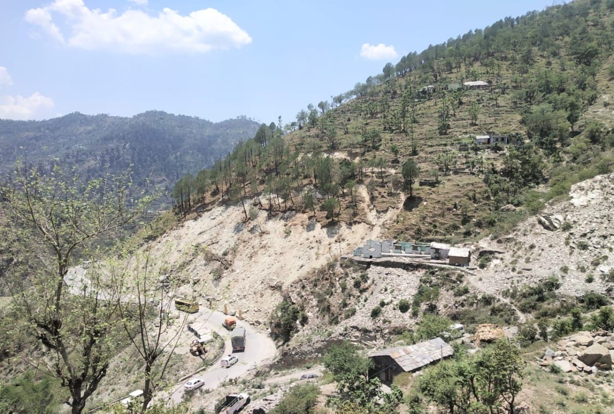 The danger of falling a big rock on the Chandigarh-Manali National Highway