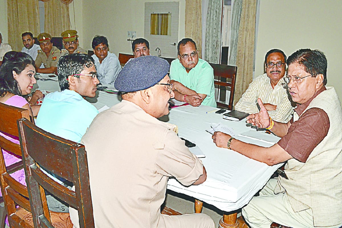 Drugs are selling on the streets of Meerut openly, School college are soft targets