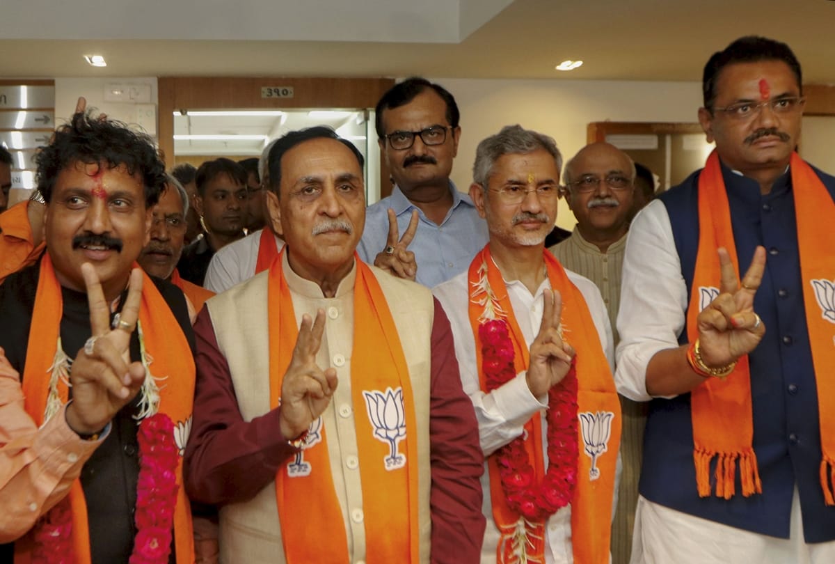 BJP's victory both the Rajya Sabha seats in Gujarat, Alpesh Thakor and Dhawal Singh cross-voting