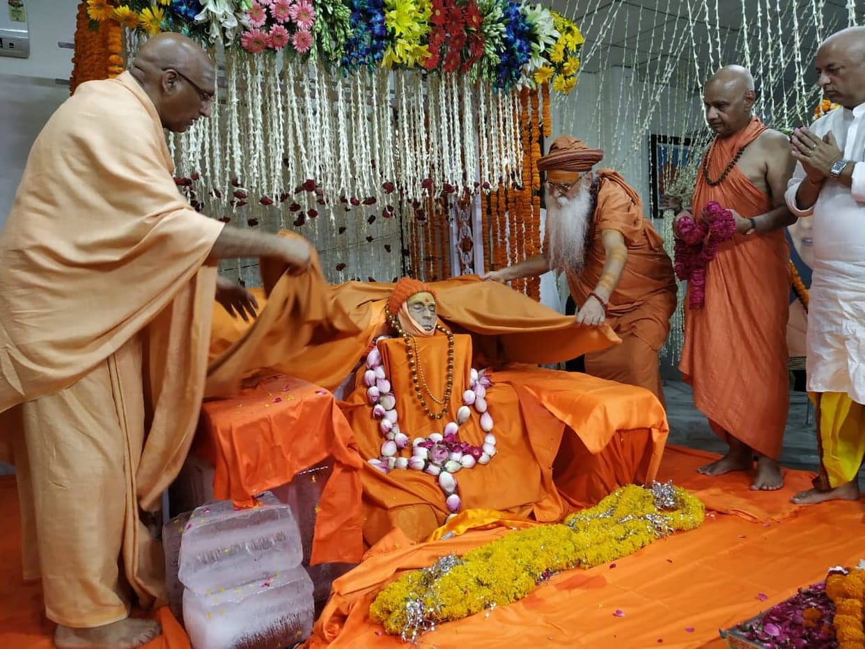 Swami satyamitranand giri passed away vip reach for pay tribute