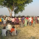 पेड़ पर लटके शव, मौके पर जमा भीड़